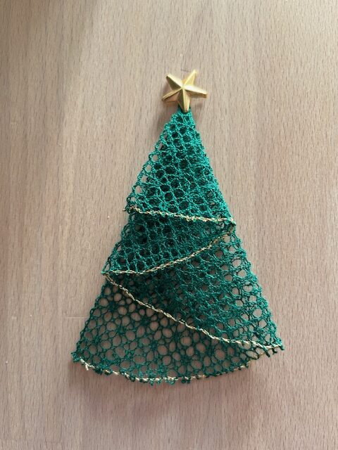 HH 78173 Foldet juletræ 36 par 60/2 og 1 par guldtråd diamant Pris: kr. 35,00